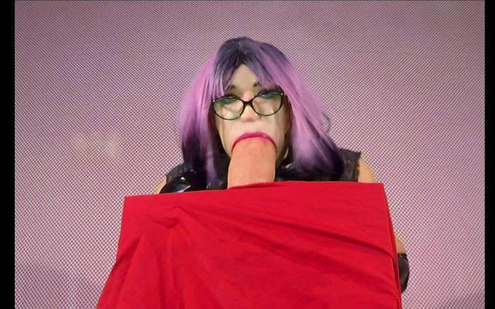 sillystacy: Sissy stacy dehne hier den mund, indem sie molligen schwanz...