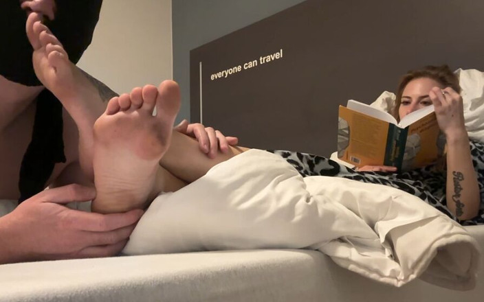 Czech Ladies: Si Dia Menghidu Bau Kaki Berpeluh Saya Dan Saya Membaca...