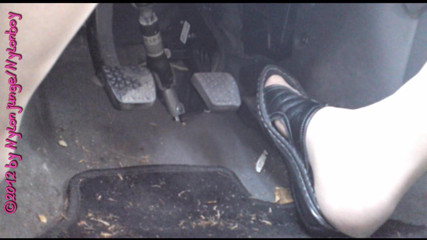 Carmen_Nylonjunge: 汽车：拖鞋和踏板抽插