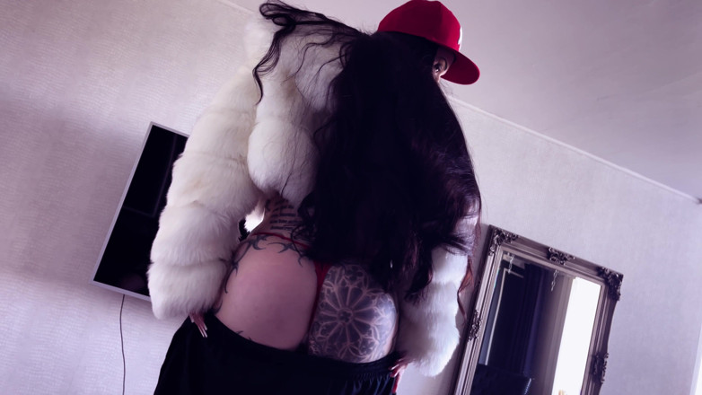 MissAlessaMilano: Gorra al revés y joyería brilla - ella me chupa como...