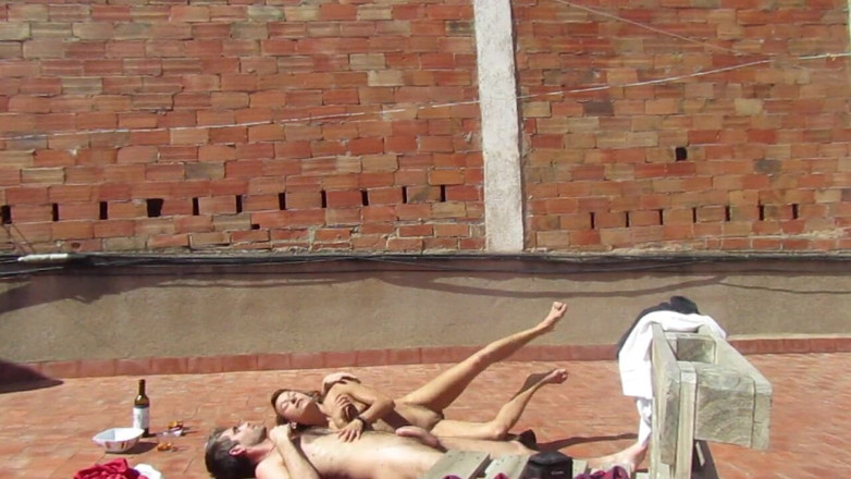 Magia Rosa: Un couple amateur baise sur la terrasse, sexe en plein...