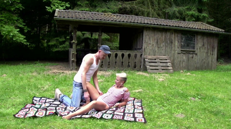 MMV German Kink: Al aire libre meando y chorreando milf se vuelve loca