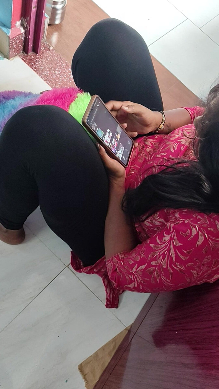 Tamil lesbian: Гарячі розмови та сукня в сукні