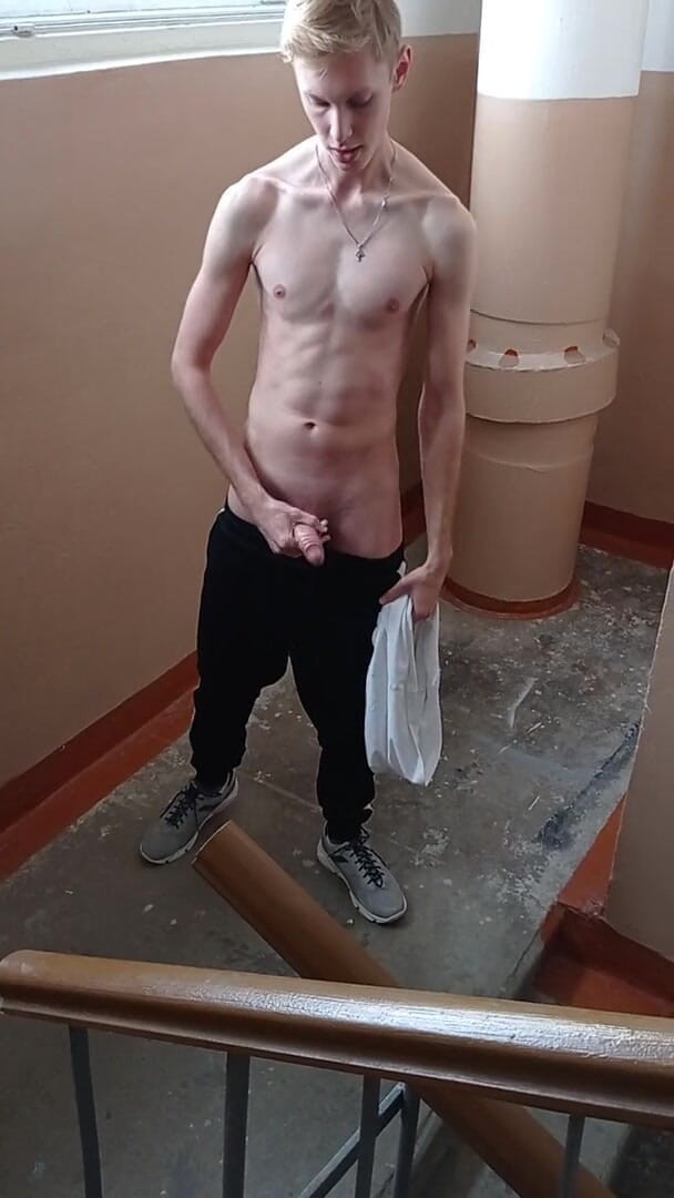 Dick Boys Studio: Thủ dâm ở lối vào của một chàng trai