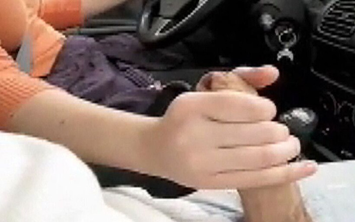 Master of porn: Excitée en voiture