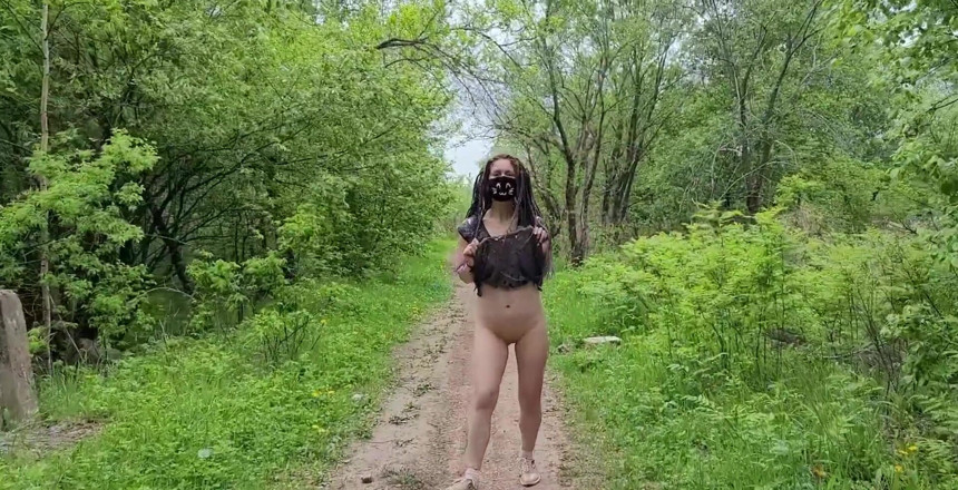 Juli Smith Meow: 这部视频是去年拍摄的，但不知何故，我发布它只是现在不穿裙子在树林里
