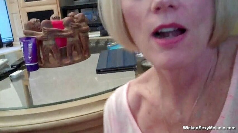 Wicked Sexy Melanie: La signora anziana sexy sta succhiando il cazzo duro in...