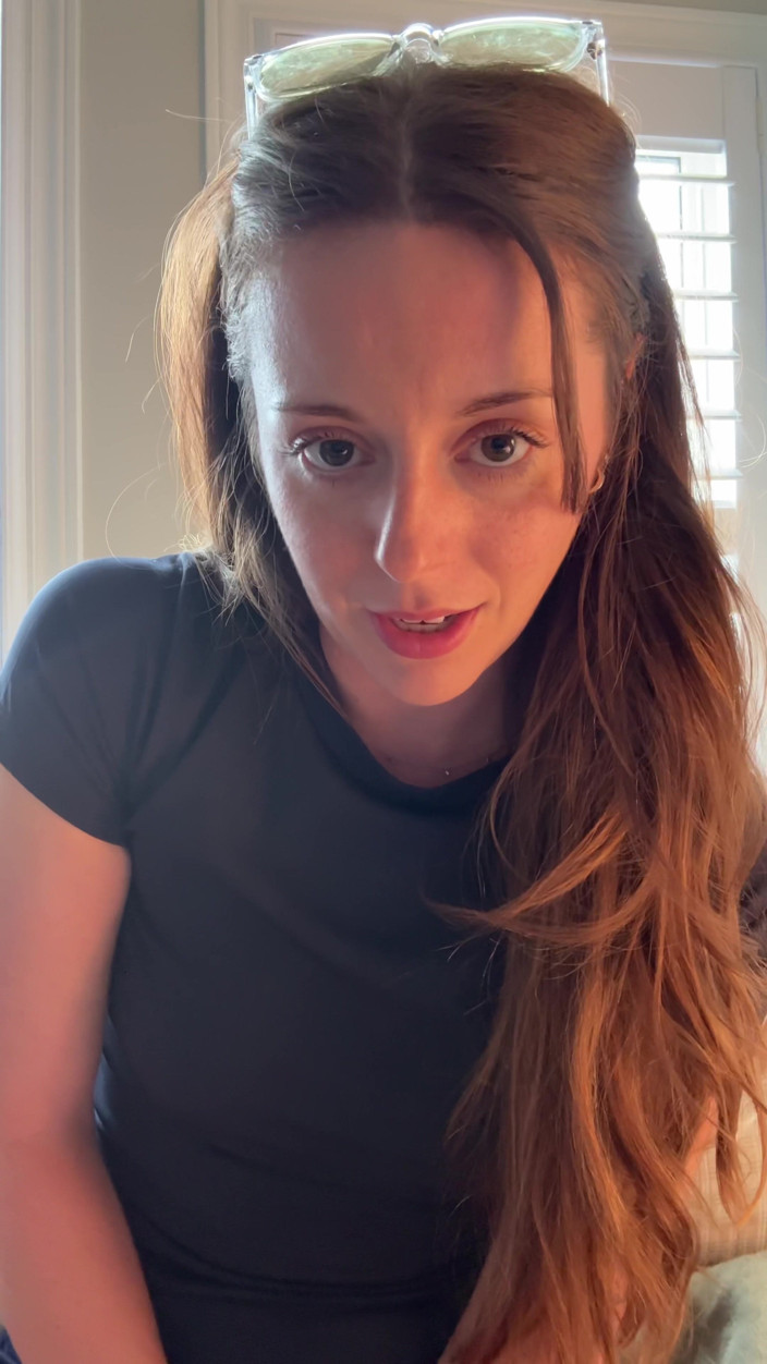 Nadia Foxx: चश्मा पहनी हसीना आपको बताती है कि स्ट्रोक कैसे करना है!