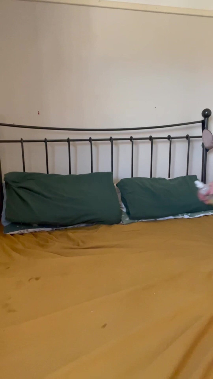 Frequentmasturbation: Mini-robe En Satin Noir À La Chatte Parfaite