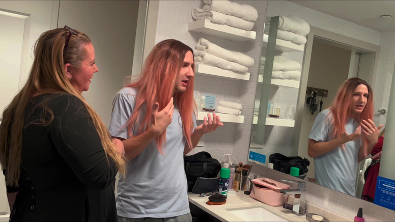 Sissy Bailey Wilde: Bărbat feminizat de colegul de cameră ca disciplină