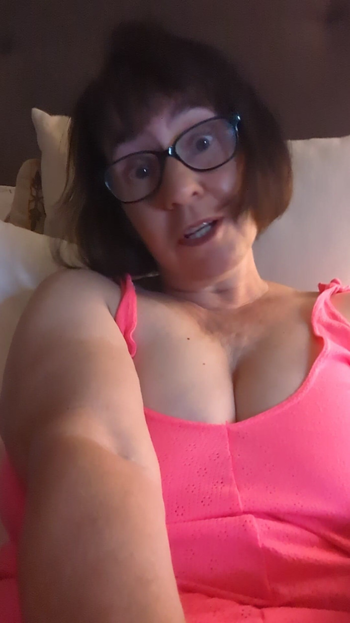 BustyBrendaxx: Cette gentille fille adore faire plaisir à son beau-père !
