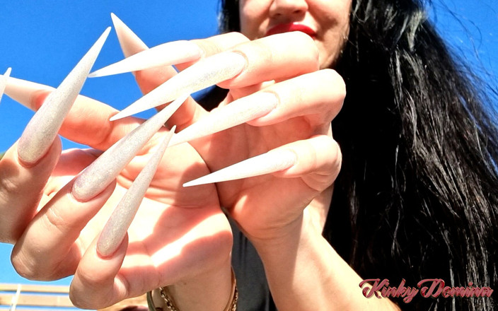 KinkyDomina: Adorazione estrema delle unghie a spillo al sole