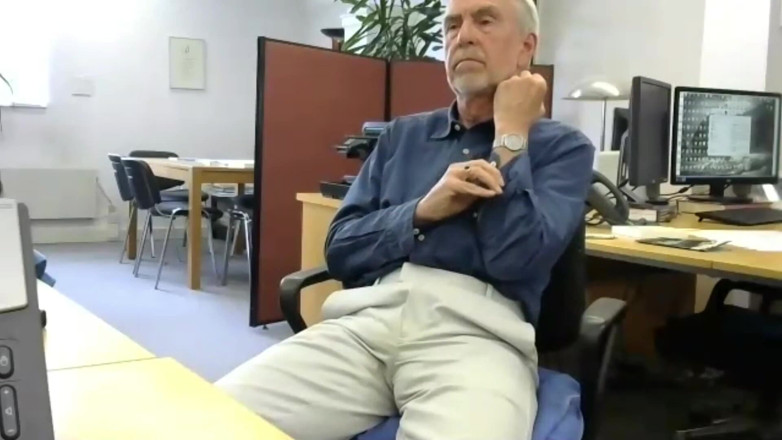 Silver Fox Sex: Jumat yang menyenangkan di kantor