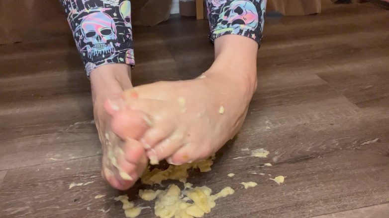 EeveeXo: Stropind banane sub picioarele mele goale - fetiș cu mâncare care...