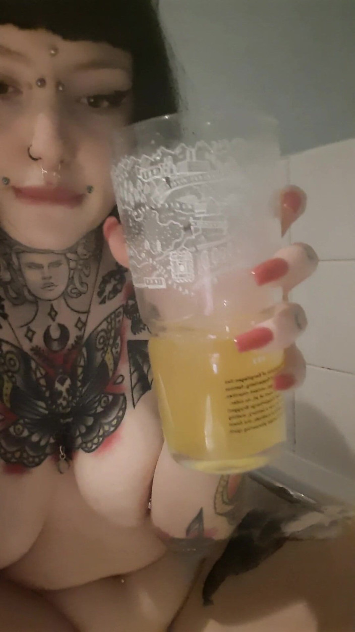 Yourfavecumslut: Cewek sange ini lagi asik muasin memeknya sendirian di kamar...
