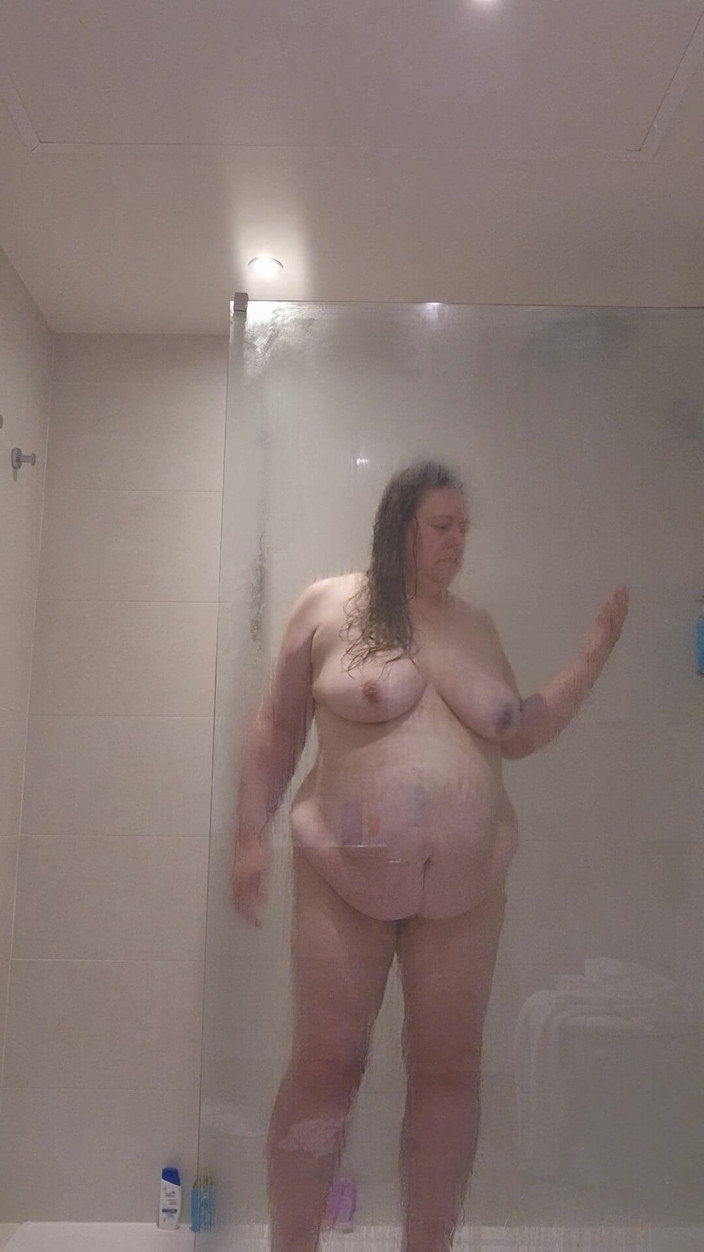 Jessica boo: Une MILF pulpeuse prend une douche en exhibant tout