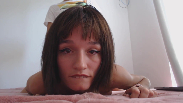 Miss Nicole: 可爱的女孩被射精