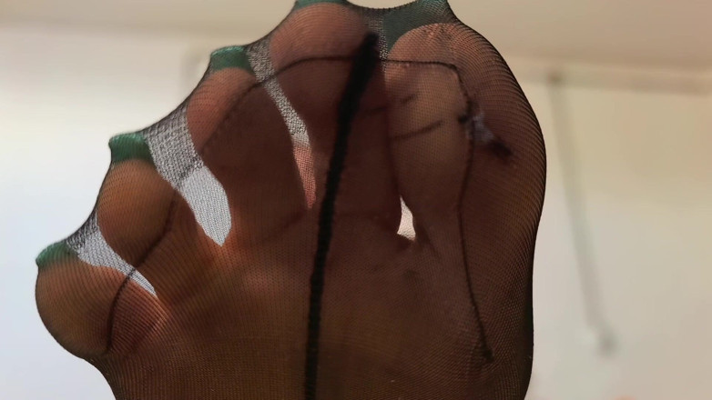 Goddess Lena: Pobre Pequeno Slaaf Onder Mijn Nylon Teen