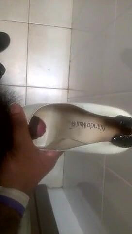 Sexy sereppu: Sborro su tutta la scarpa a tacco alto