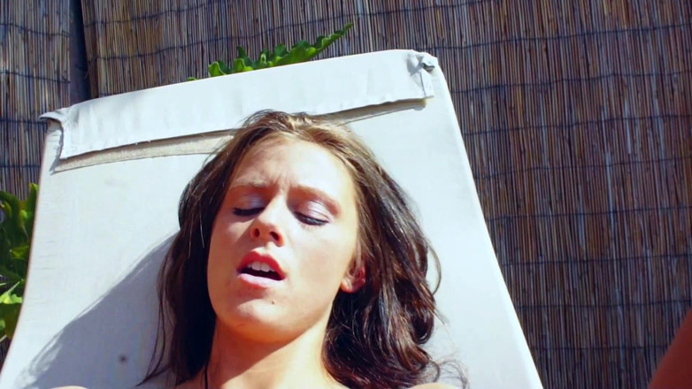 Lezdom Austria: Brünette teenie-models haben lesbensex im pool