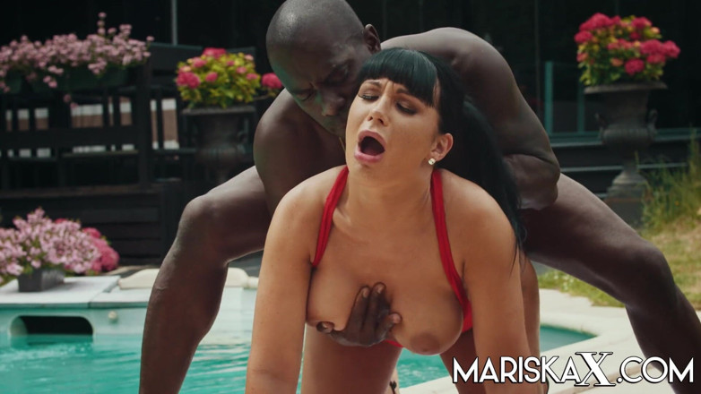 Mariska x: MARISKAX - Valentina Ricci se fait enculer par le mec de...