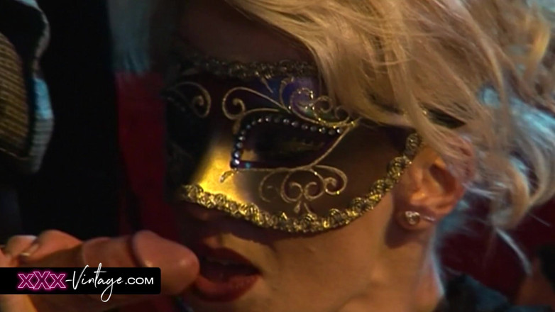 XXX-Vintage: Kathy Anderson s'occupe de 3 hommes