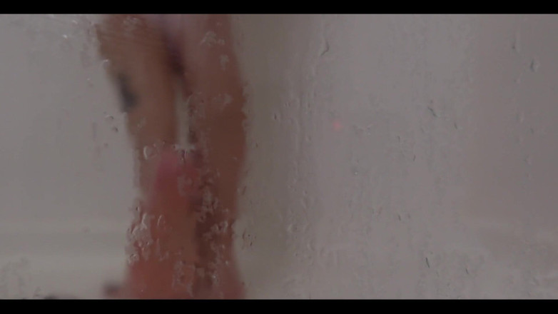 Raven Willow: Te atrapé mirando mis pies en la ducha