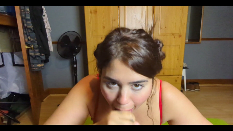 LuciaLatinaGomez: Латина обожает полоскать рот и играть со своей спермой!