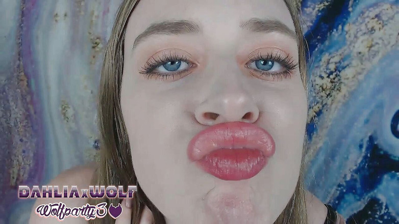Dahlia Wolf: Besándote con grandes labios carnosos pov