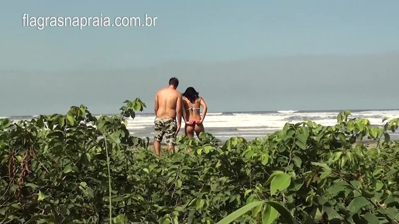 Amateurs videos: Istri orang ngentot sama teman suaminya di pantai