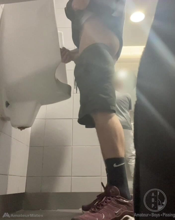 AmateurBoysPissing: 2 chlapci v teniskách se baví na veřejných toaletách 'pisoár