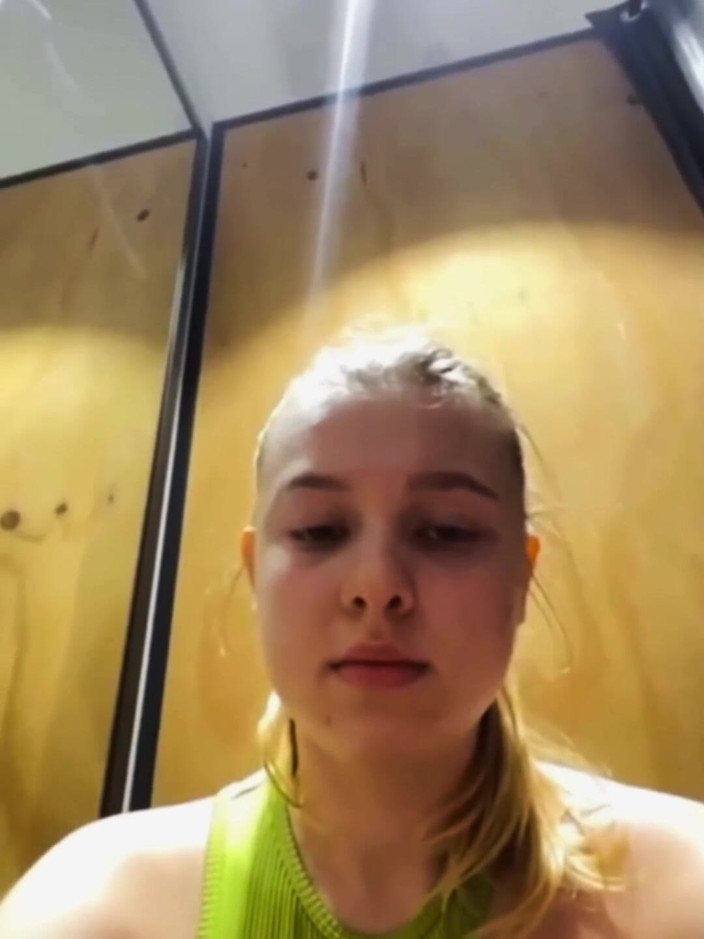 JuiceLussie: Procházka s vibrátorem v kundičce