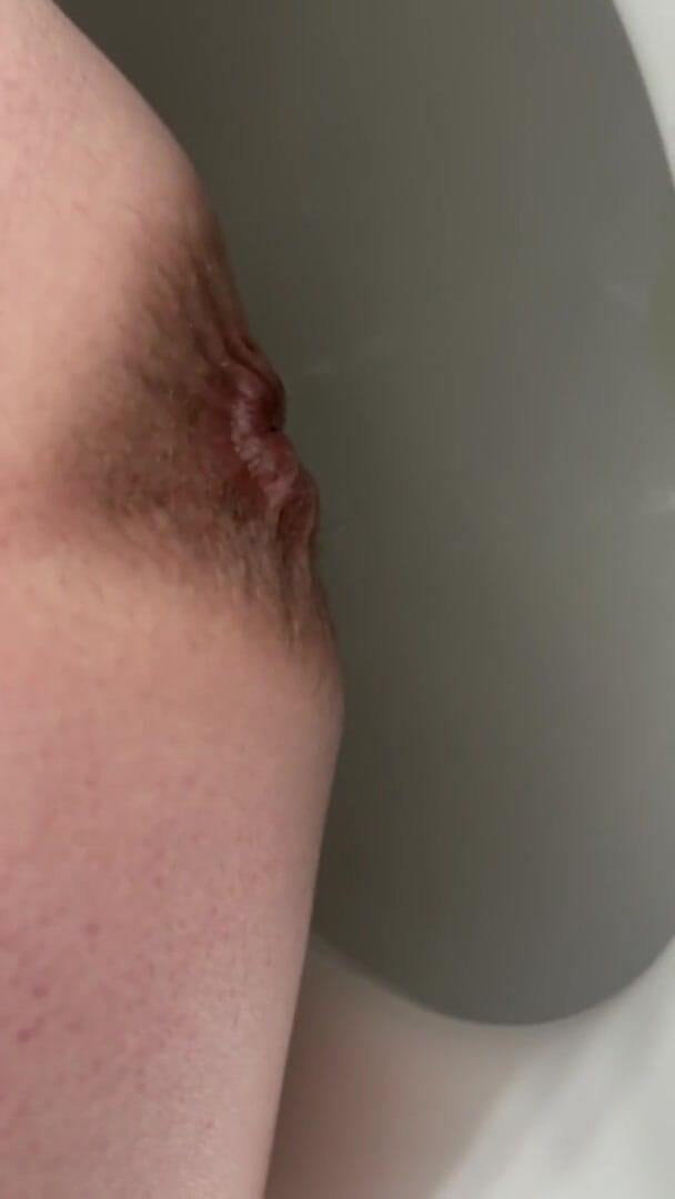 Countryside porn: Une belle-mère mature se déshabille et fait pipi dans les...