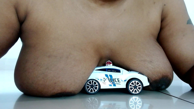 Maeling: Pies de coche de patrulla pisoteados y mamas reprimidas