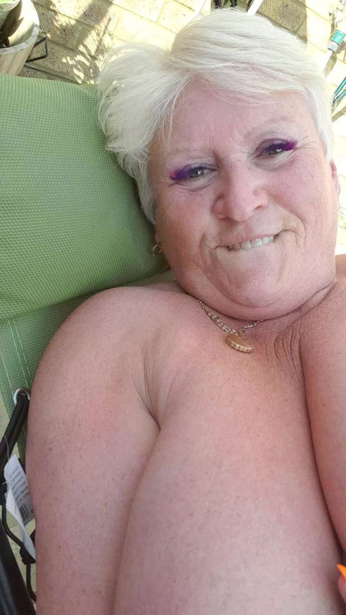 Uk Joolz: Titty acariciando bajo el sol en casa