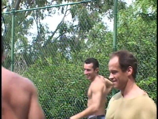 Oral Sluts: Bruna puttana fuori pompino di gruppo
