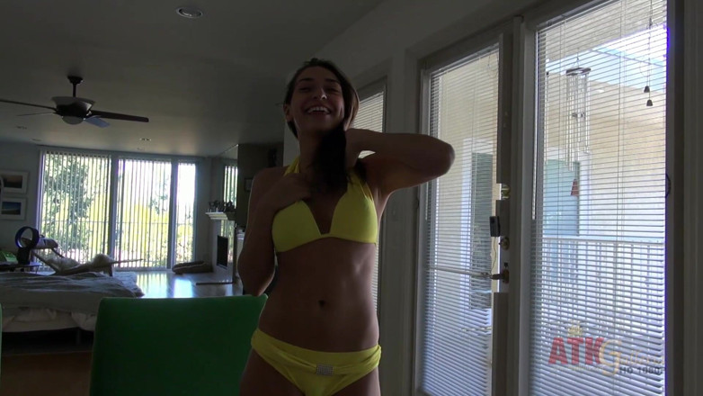 ATKIngdom Fans: Ella te deja verla ducharse antes de que te folle