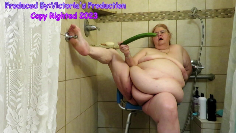 BBW nurse Vicki adventures with friends: L'infermiera Vicki prende un cetriolo Parte 3 di 3