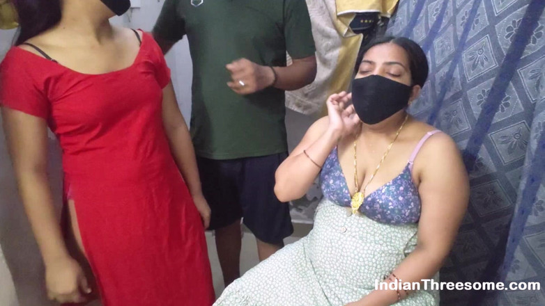 Real Indian Threesome: Skutečná indická trojka s Desi MILF a roztomilou 18letou teenagerkou