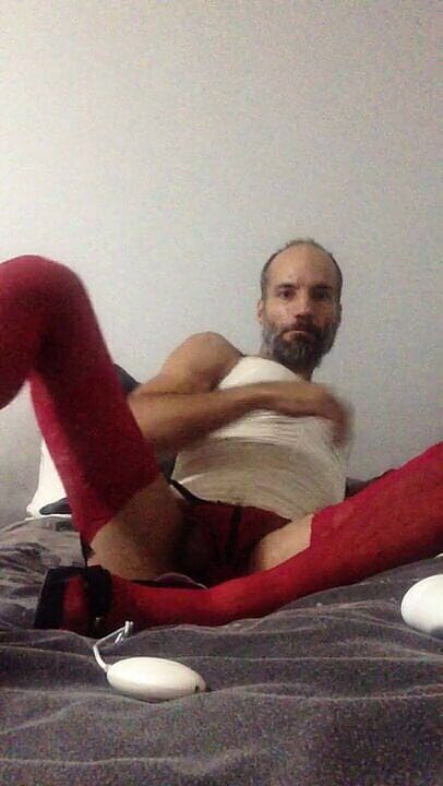 Sissysam: Sissysam in abito bianco con culo anatrante con dildo