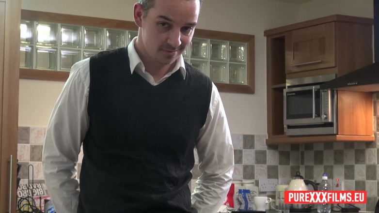 Pure XXX Soft: Amber D jest niegrzeczną pasierbicą i chce ssie kutasa Ricky'ego