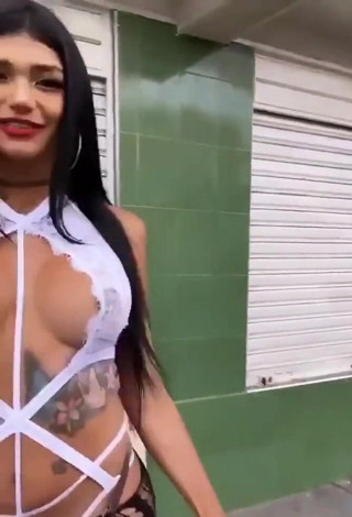 Nikki Montero: Nikki Montero trabalha