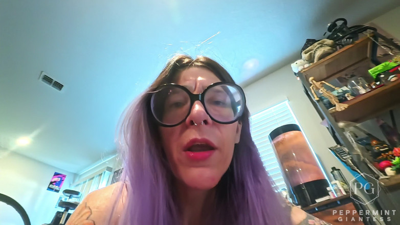 Peppermint Giantess: Tiny pOV: an den schuhen gefesselt, bekommt die volle riesin-behandlung...