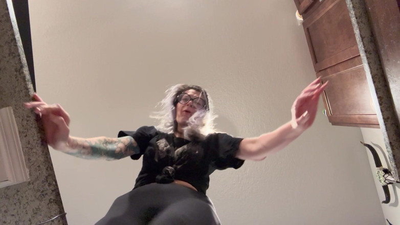 Peppermint Giantess: 67 La gigantessa poV stuzzica e umilia