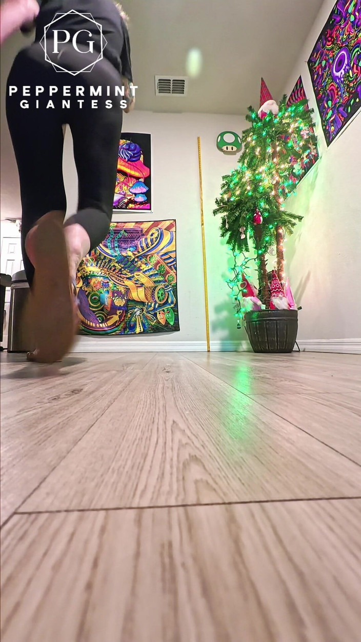 Peppermint Giantess: Reuzin van 6'7 verplettert de grond in intense slow-mo stomps pov