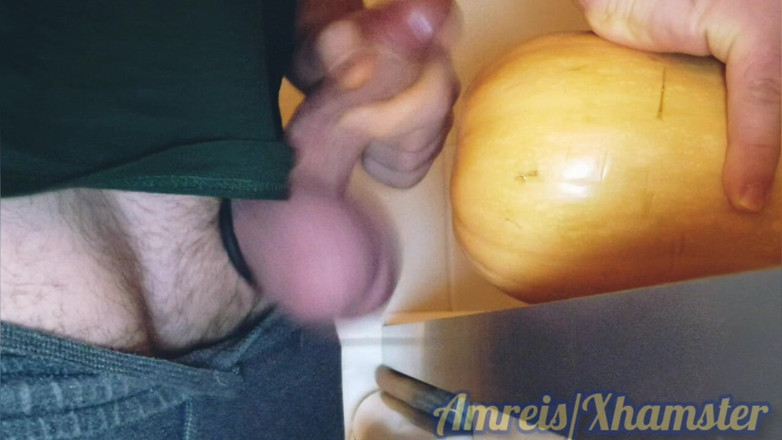 Amreis: Ik neukte de pompoen weer. Ik kon het niet weerstaan...
