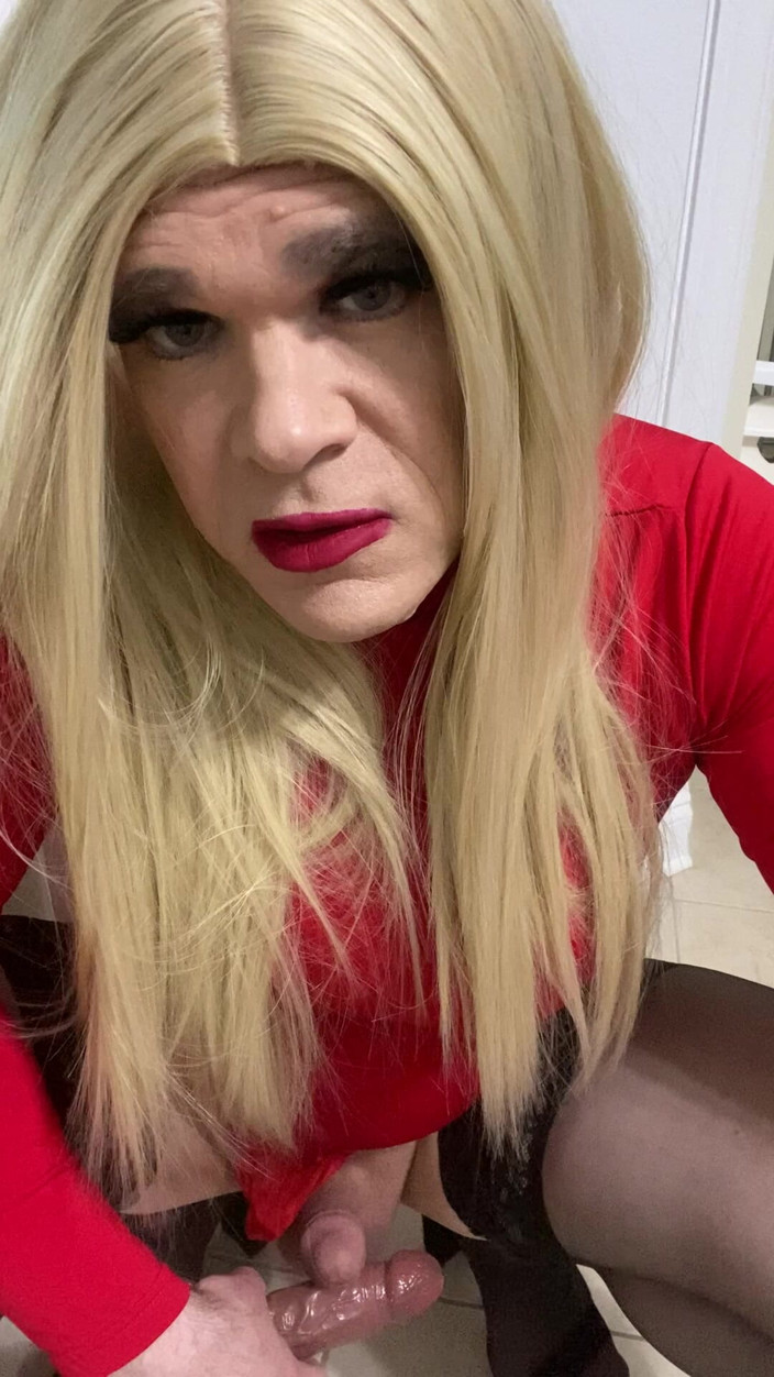 MadisonCD2025: Azgın travesti dildo ellerine ücretsiz fışkırtıyor sonra emiyor kameraya edepsizce konuşuyor