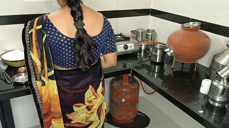 Sexy Komal: Je ne peux pas me faire baiser dans la cuisine