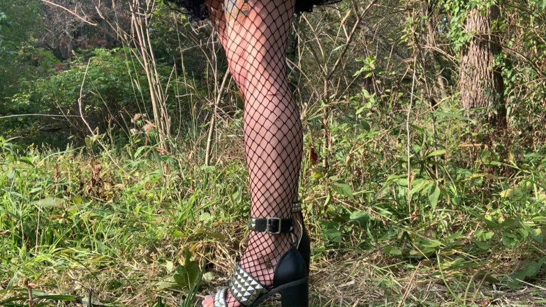 Deanna deadly: М'язисті кальвеси в ажурних панчохах і шипованих підборах