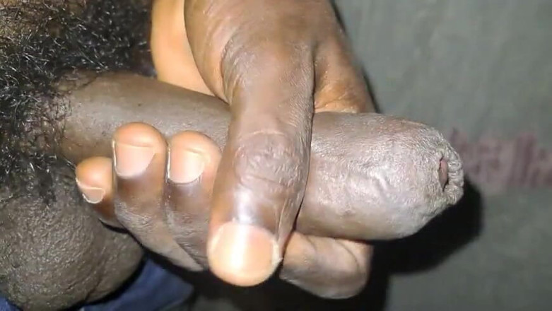 Power dick: Une grosse bite noire se masturbe jusqu’à l’éjaculation